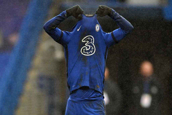 Bermain di kandang lawan, pasukan Thomas Tuchel mendominasi jalannya laga. The Blues memiliki peluang saat pertandingan baru berjalan beberapa detik lewat sundulan Timo Werner, namun sayang bola masih melebar. 