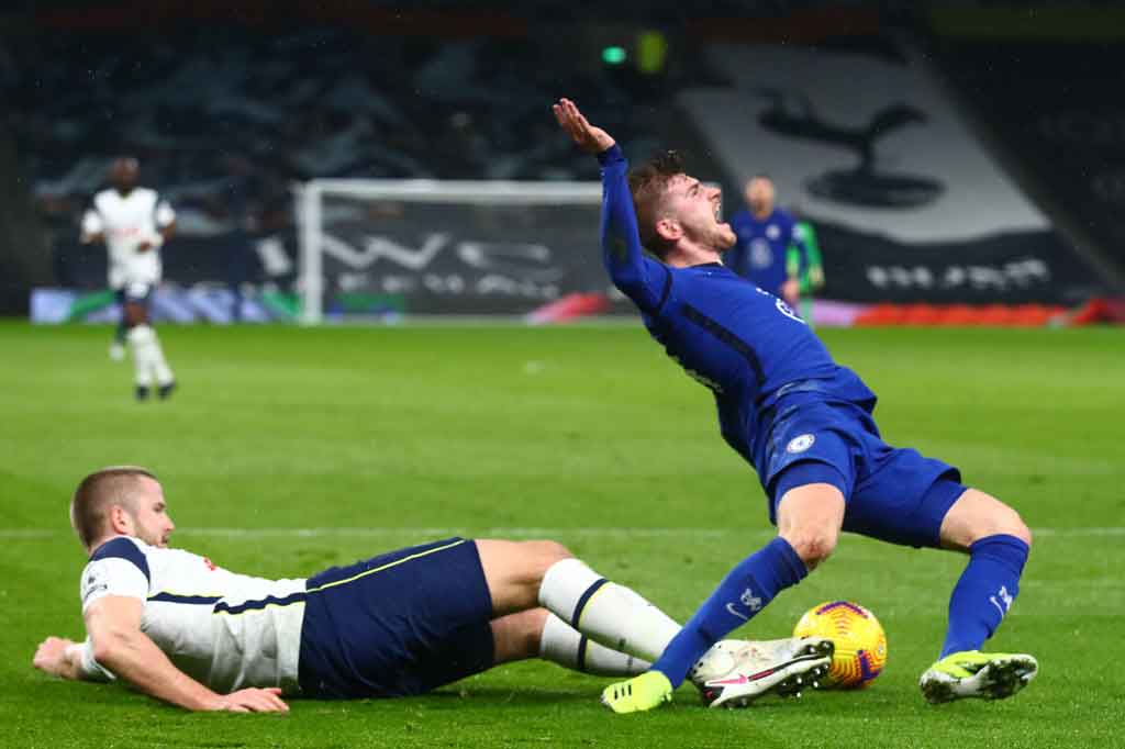 Tim tamu mendapatkan hadiah penalti akibat pelanggaran Eric Dier terhadap Werner di kotak terlarang.