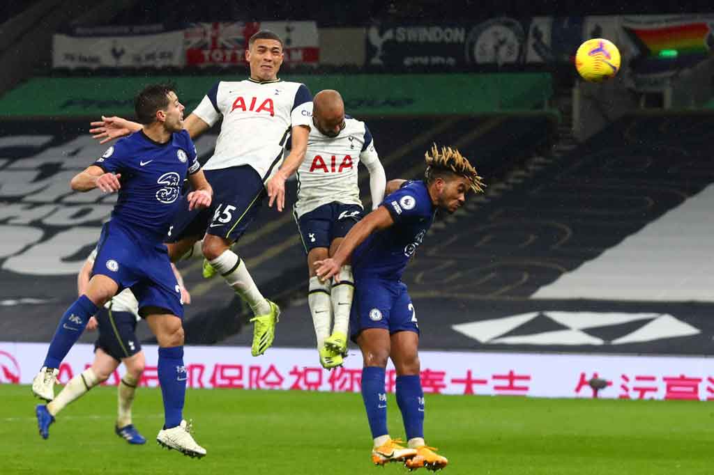 Pada fase akhir pertandingan giliran Carlos Vinicius yang mendapat peluang bagus untuk mengamankan satu poin bagi Spurs, sayang sundulannya juga melebar.