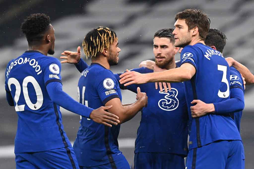 Jorginho (tengah) melakukan selebrasi bersama rekan-rekan setimnya usai membawa Chelsea unggul 1-0.