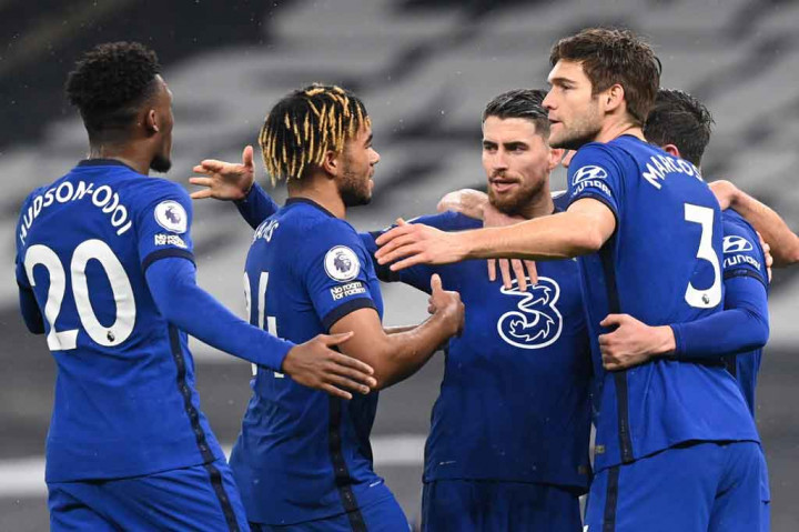 Jorginho (tengah) melakukan selebrasi bersama rekan-rekan setimnya usai membawa Chelsea unggul 1-0.