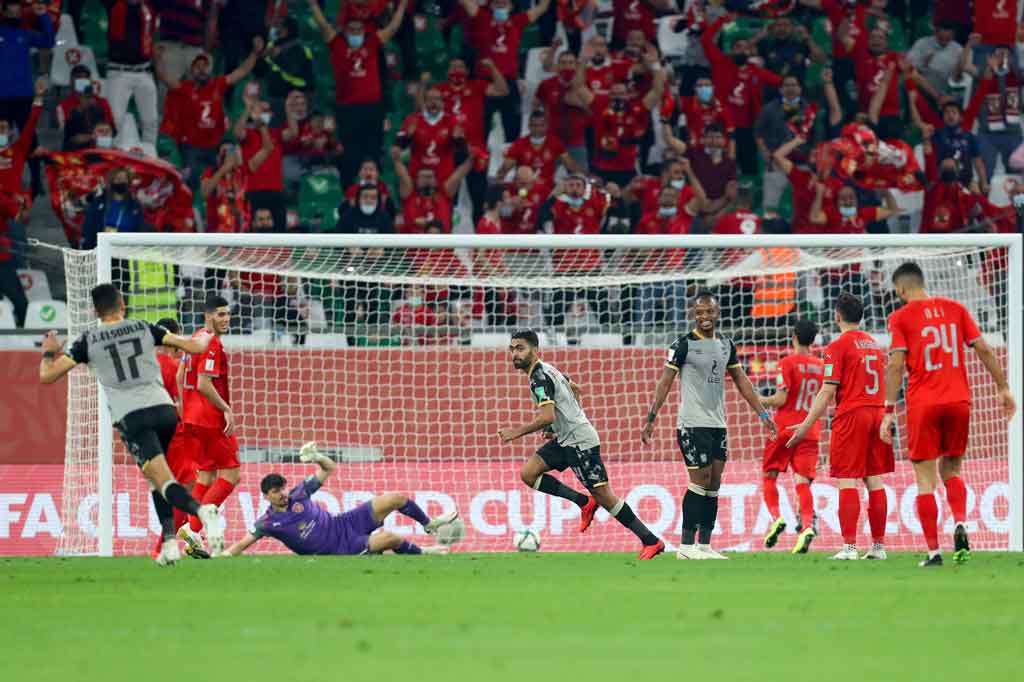 Kerja keras mereka membuahkan hasil pada menit ke-30, saat Walter Bwalya menekan Bassam Hisham untuk melakukan kesalahan saat bertahan. Bola kemudian jatuh ke penguasaan Hussein El Shahat, dan langsung melepaskan sepakan mendatar dari luar kotak penalti masuk ke sudut bawah gawang.