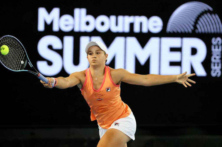 Barty, 24, yang baru berkompetisi di turnamen pertamanya dalam 11 bulan terakhir, terlihat bugar dan melaju untuk memimpin 4-1 di set awal, sebelum dipaksa bekerja keras oleh petenis nomor 60 dunia itu.