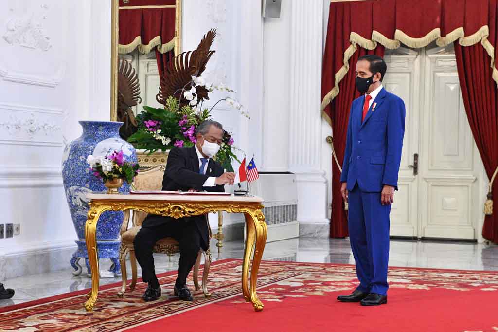 Setelah upacara penyambutan resmi, keduanya lalu menuju ruang kredensial untuk mengikuti sesi foto bersama dan PM Muhyiddin juga mengisi dan mendatangani buku tamu.