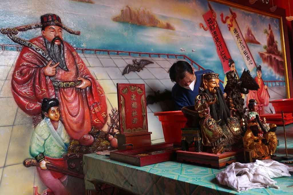 Umat Khonghucu menggelar prosesi jamasan (memandikan) patung para suci atau para dewa di Kelenteng Boen Tek Bio, Banyumas, Jawa Tengah (Jateng), Jumat, 5 Februari 2021. 