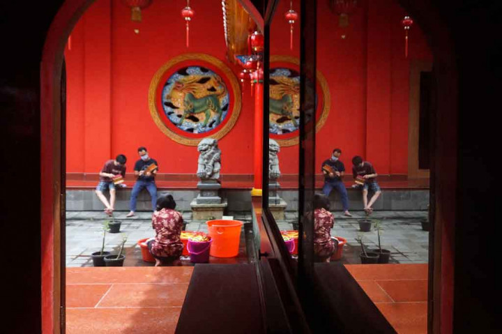 Dalam jamasan yang digelar sejak pagi, mereka mengambil patung para suci satu per satu untuk kemudian dimandikan.