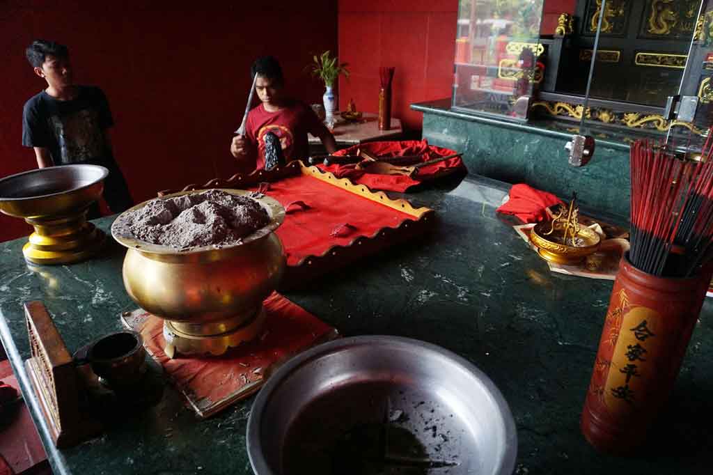 Selain itu, ada keris yang diberi nama Mbah Kuntjung juga ikut dijamasi. Penjamasan dengan menggunakan air bunga warna-warni.