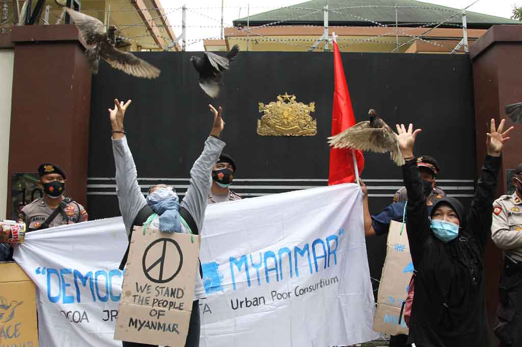 Pengunjuk rasa melakukan aksi damai mengecam kudeta militer Myanmar di depan Kedutaan Besar Myanmar di Jakarta, Jumat, 5 Februari 2021. 