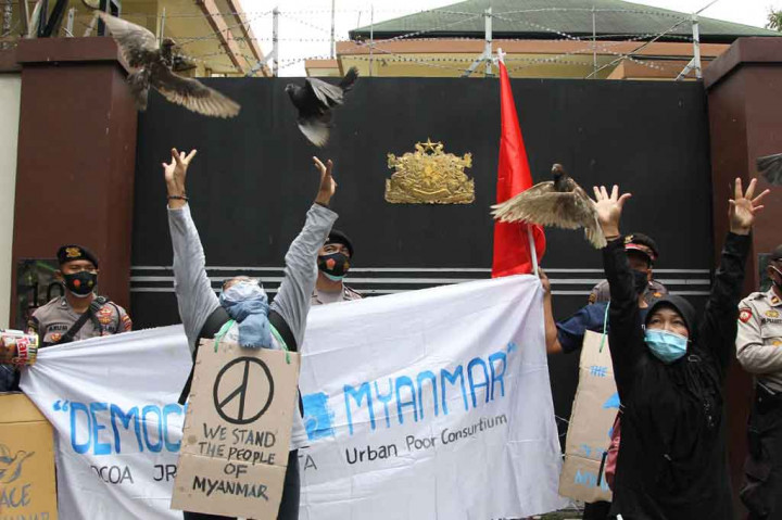 Pengunjuk rasa melakukan aksi damai mengecam kudeta militer Myanmar di depan Kedutaan Besar Myanmar di Jakarta, Jumat, 5 Februari 2021. 