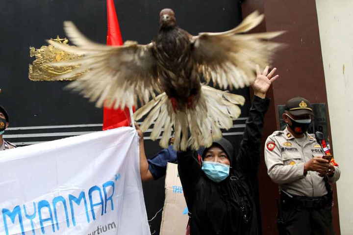 Selain mengecam kudeta, pengunjuk rasa juga menyerukan agar demokrasi di Myanmar dapat dikembalikan dan diserahkan kembali ke pemerintahan sipil. 