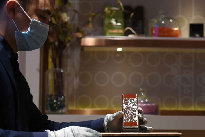 Ponsel mewah berlapis emas 24 karat tersebut dijual seharga 118 juta dong Vietnam (sekitar USD5.000, sekitar Rp70 juta).