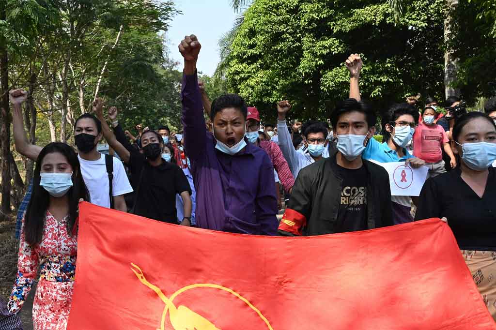 Pada Jumat, sekitar 200 dosen dan mahasiswa di Universitas Dagon Yangon menggelar rapat umum di mana mereka menunjukkan penghormatan tiga jari yang dipinjam dari gerakan demokrasi Thailand, dan menyanyikan lagu revolusi populer.