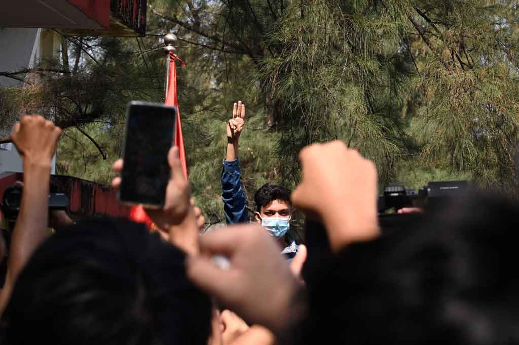 Mereka protes usai militer memperluas penangkapan terhadap para pejabat yang digulingkan dalam kudeta. Unjuk rasa itu terjadi setelah penangkapan Win Htein, asisten utama pemimpin de facto Aung Sang Suu Kyi.