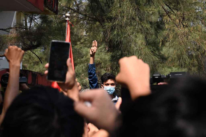 Mereka protes usai militer memperluas penangkapan terhadap para pejabat yang digulingkan dalam kudeta. Unjuk rasa itu terjadi setelah penangkapan Win Htein, asisten utama pemimpin de facto Aung Sang Suu Kyi.