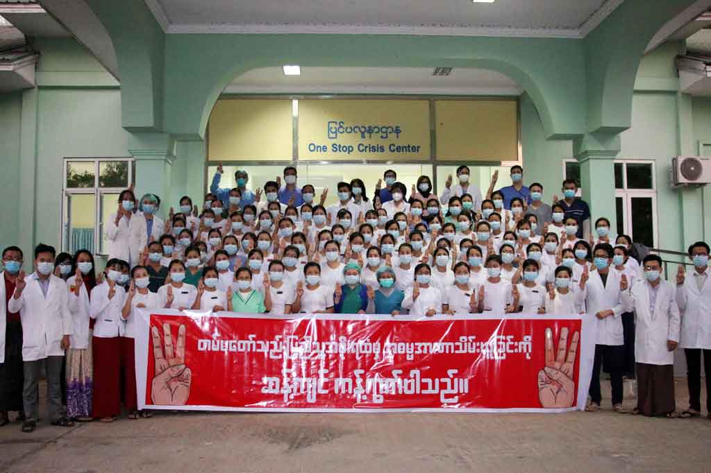 Protes serupa terjadi di seluruh kota di Universitas Yangon. Di ibu kota Naypyidaw, puluhan pegawai dari beberapa kementerian dan petugas medis berfoto bersama dengan pita merah dan menunjukkan simbol demokrasi.