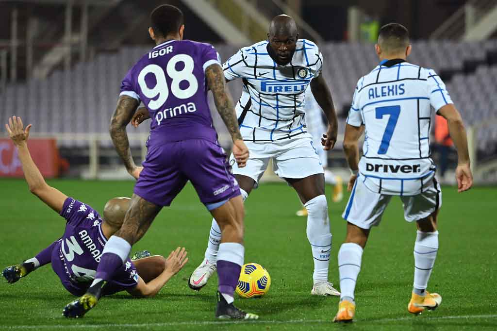 Bermain di kandang lawan, Inter Milan menguasai jalannya laga dan beberapa kali berpeluang menjebol gawang Fiorentina yang dikawal kiper Bartlomiej Dragowski. 