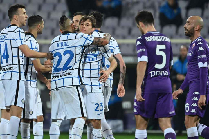 Gol Nicolo Barella ke gawang tuan rumah disambut gembira rekan-rekan setimnya.