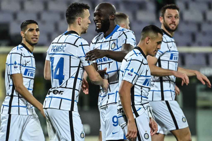 Inter menggandakan keunggulan setelah enam menit babak kedua berjalan. Achraf Hakimi merangsek di sisi kanan untuk kemudian mengirimkan umpan terukur yang diselesaikan dengan sempurna oleh Ivan Perisic.