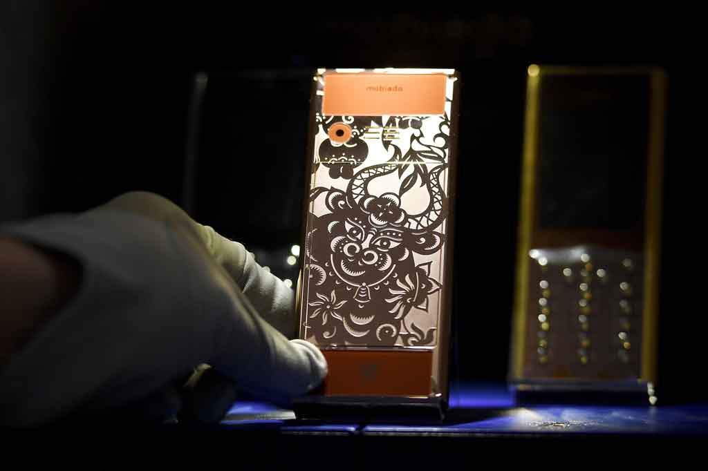 Menyambut Tahun Baru Imlek 2572, sebuah toko pembuat telepon seluler di Vietnam membuat smartphone edisi khusus Imlek.