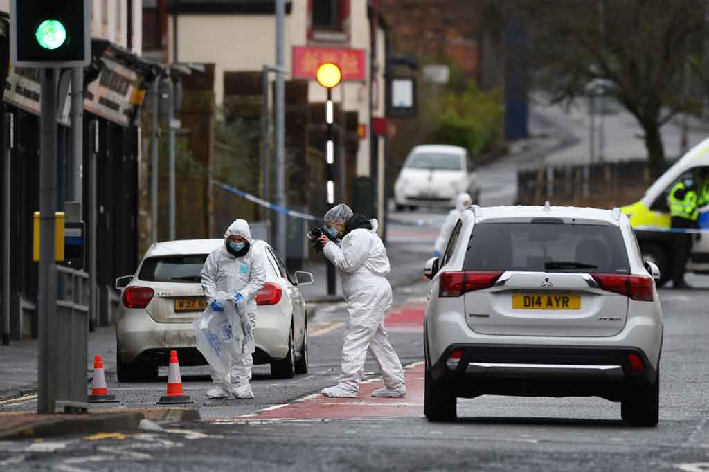 Detektif di barat Skotlandia telah meluncurkan penyelidikan setelah dua perempuan meninggal dunia, termasuk satu di luar rumah sakit, dan seorang pria tewas dalam kecelakaan mobil tidak lama kemudian.