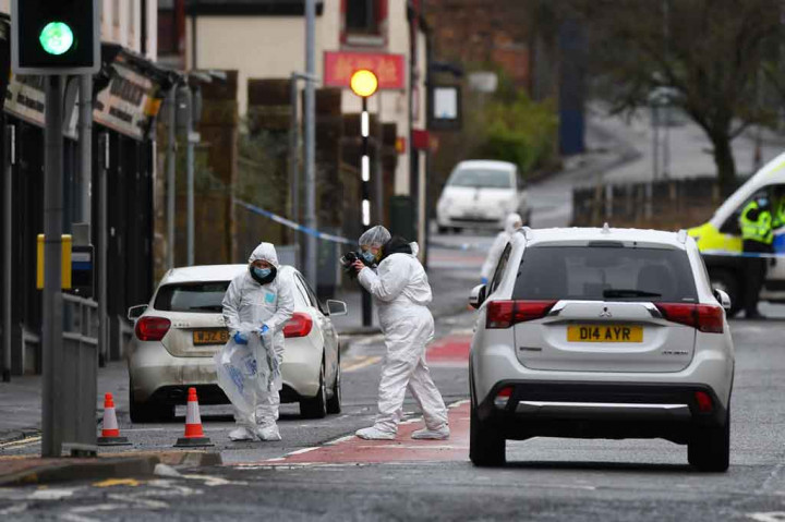 Detektif di barat Skotlandia telah meluncurkan penyelidikan setelah dua perempuan meninggal dunia, termasuk satu di luar rumah sakit, dan seorang pria tewas dalam kecelakaan mobil tidak lama kemudian.