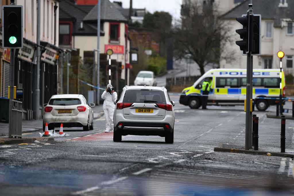Seorang perempuan berusia 39 tahun ditemukan terluka parah di tempat parkir mobil Rumah Sakit Crosshouse di Kilmarnock, barat daya Glasgow, sekitar pukul 19:45 waktu setempat (1945 GMT) Kamis. Dia meninggal di tempat kejadian meskipun telah mendapat perawatan medis. Sekitar 20 menit kemudian, seorang perempuan berusia 24 tahun ditemukan ditusuk di jalan di kota dan meninggal di rumah sakit.