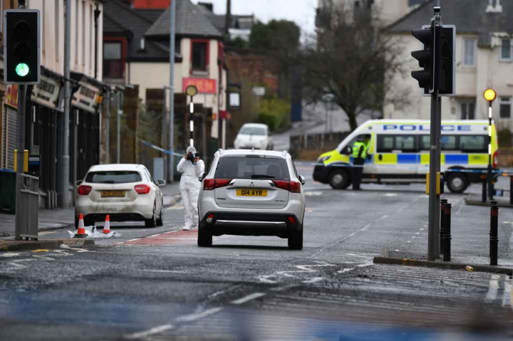 Seorang perempuan berusia 39 tahun ditemukan terluka parah di tempat parkir mobil Rumah Sakit Crosshouse di Kilmarnock, barat daya Glasgow, sekitar pukul 19:45 waktu setempat (1945 GMT) Kamis. Dia meninggal di tempat kejadian meskipun telah mendapat perawatan medis. Sekitar 20 menit kemudian, seorang perempuan berusia 24 tahun ditemukan ditusuk di jalan di kota dan meninggal di rumah sakit.