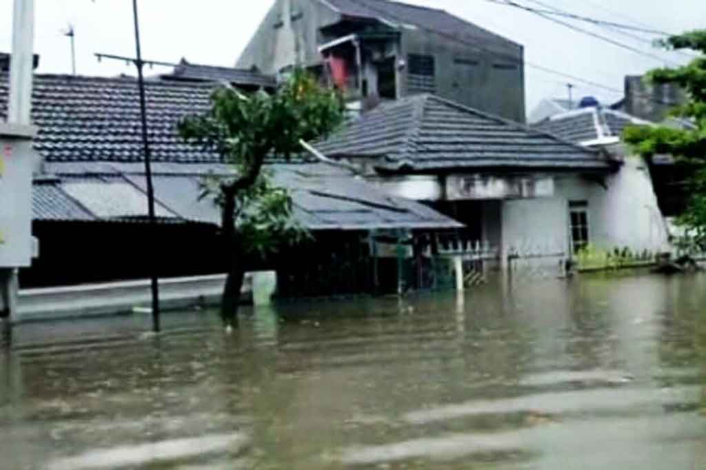 Hujan yang mengguyur Kota Semarang sejak Jumat, 5 Februari 2021 malam hingga Sabtu, 6 Februari 2021 menyebabkan sejumlah kawasan di Ibu Kota Jawa Tengah itu dilanda banjir.