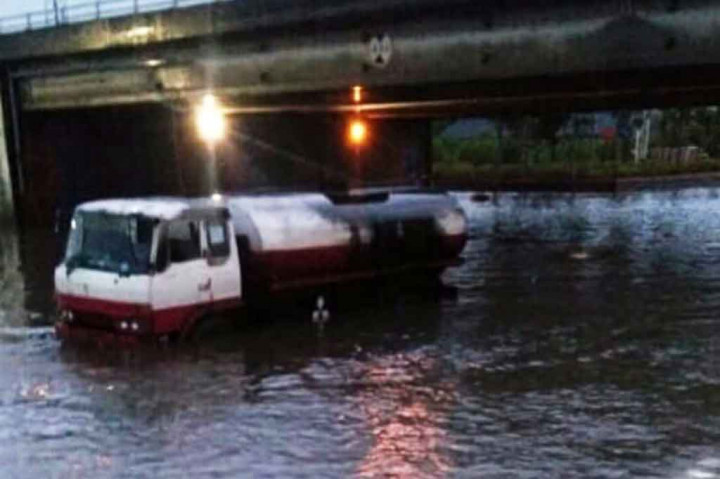 Tingginya genangan air menyebabkan pengguna jalan yang akan menuju ke kawasan Kota Lama Semarang terhambat. Ketinggian air sekitar 30 hingga 50 cm menggenangi ruas jalan di sekitar Jalan Pemuda dan Jalan Agus Salim yang akan menuju Pasar Johar.