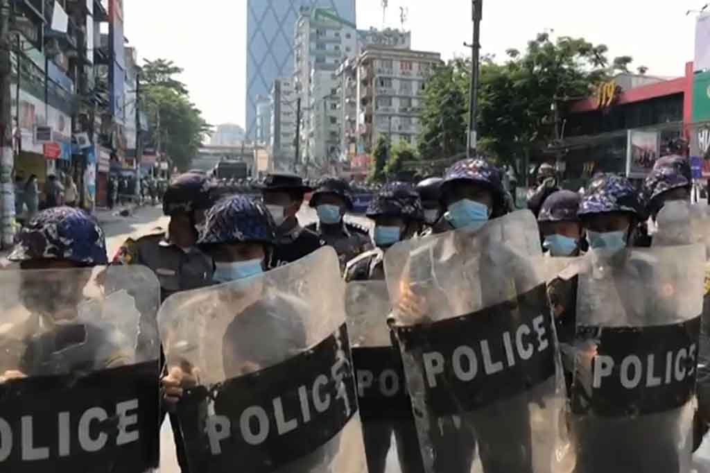 Sementara pasukan kepolisian bersiap dengan tameng mereka untuk memblokade jalan-jalan di dekat aksi demonstrasi tersebut.