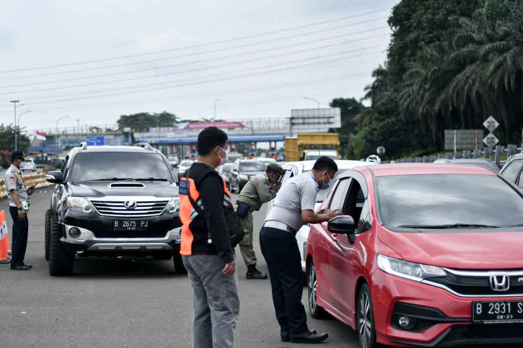 Pemerintah Kota Bogor mulai menerapkan aturan ganjil-genap di setiap akhir pekan bagi kendaraan roda dua maupun roda empat yang hendak memasuki Wilayah Kota Bogor untuk mengurangi mobilitas warga di tengah meningkatnya kasus positif covid-19.