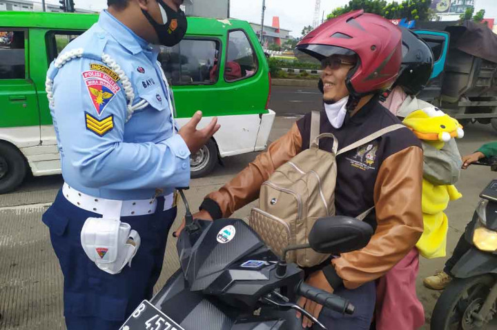 Ia menjelaskan, untuk kendaraan yang dikecualikan dapat bebas melintas pos jaga yaitu, kendaraan dinas pemerintah, ambulans, mobil pemadam kebakaran, mobil pengangkut sembako, serta taksi online, dan ojek online (ojol). 