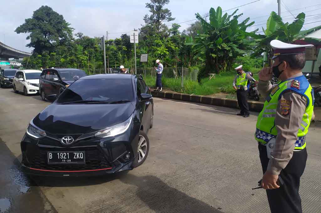 Hari pertama pelaksanaan sistem ganjil genap di masa Pemberlakuan pembatasan kegiatan masyarakat (PPKM) Kota Bogor, Sabtu, 6 Februari 2021, banyak kendaraan roda dua dan empat diminta putar balik di pos perbatasan lantaran berpelat nomor ganjil.