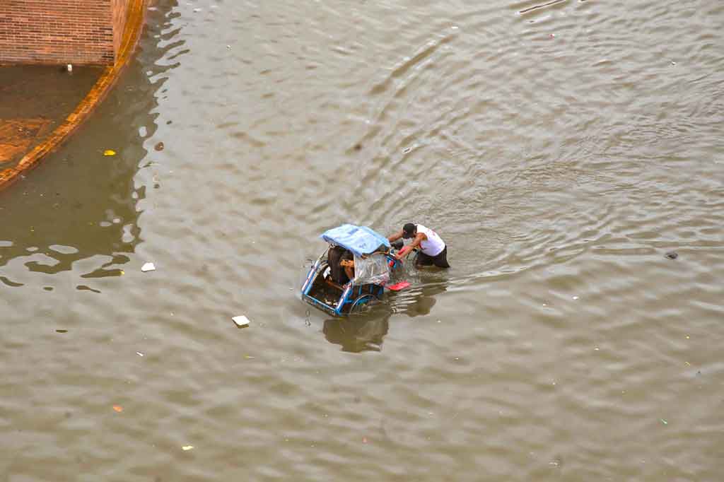 Akibat banjir, kendaraan bermotor tidak dapat melintasi kawasan wisata yang merupakan cagar budaya tersebut. Sejumlah pengendara sepeda motor yang nekat melintas di kawasan tersebut banyak yang terjebak hingga akhirnya harus menuntun kendaraan mereka.