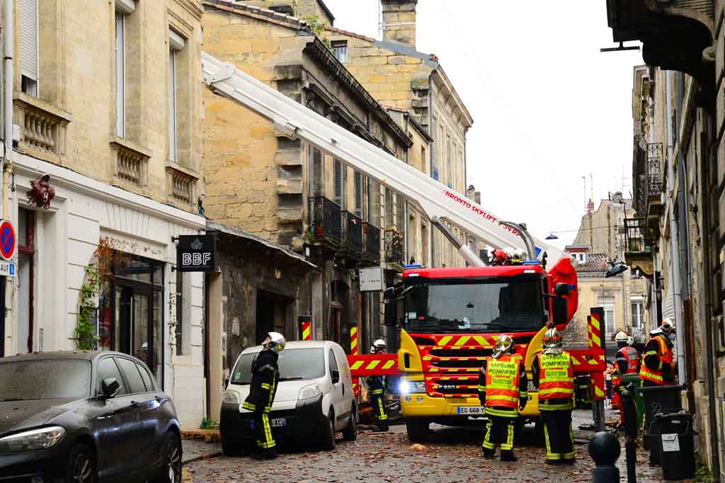 Petugas pemadam kebakaran bekerja di lokasi ledakan besar di sebuah garasi di distrik Chartrons Bordeaux pada Sabtu, 6 Februari 2021.