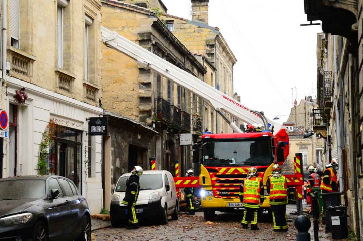 Petugas pemadam kebakaran bekerja di lokasi ledakan besar di sebuah garasi di distrik Chartrons Bordeaux pada Sabtu, 6 Februari 2021.