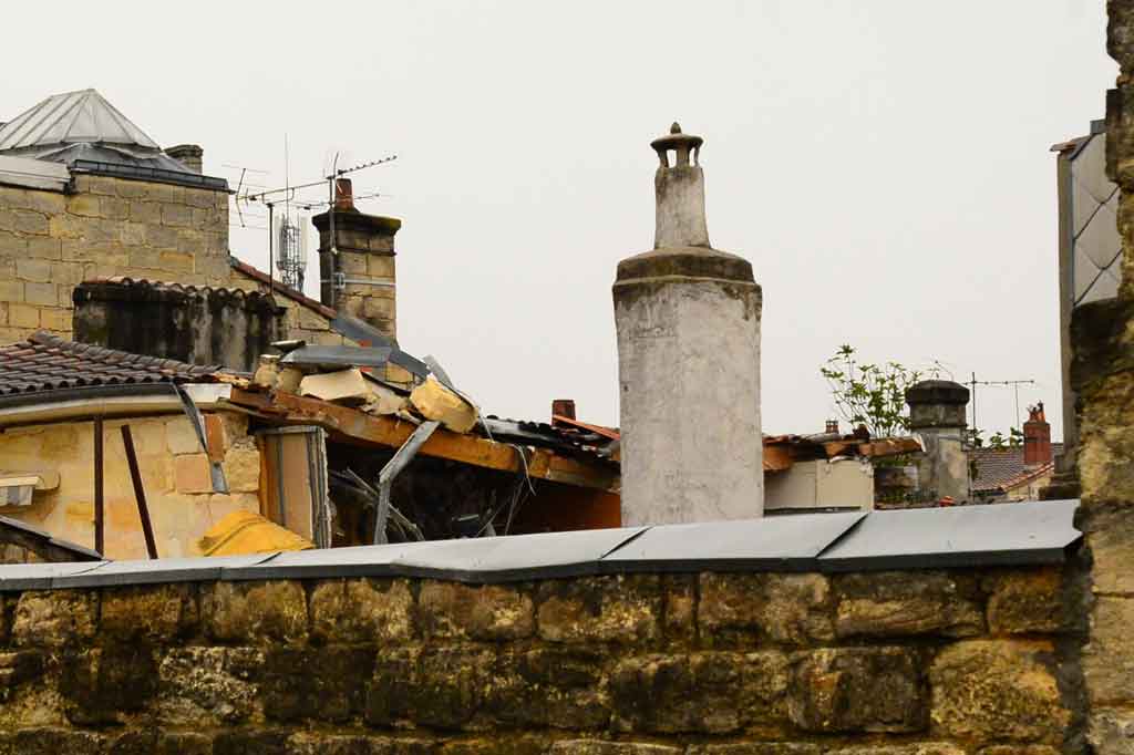 Investigasi awal menunjukkan gas adalah penyebab ledakan, yang menghancurkan garasi serta dua bangunan di sebelahnya. Sejauh ini sembilan orang lainnya telah diidentifikasi dengan luka ringan setelah ledakan itu, sementara pria berusia 89 tahun itu berada dalam kondisi serius. Dua orang yang hilang itu adalah mekanik bengkel dan rekannya.