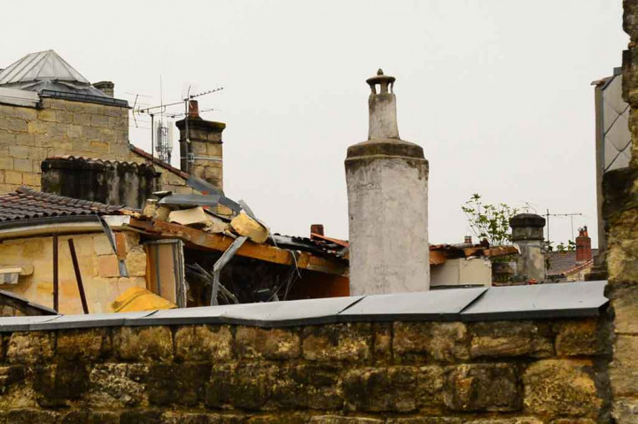 Investigasi awal menunjukkan gas adalah penyebab ledakan, yang menghancurkan garasi serta dua bangunan di sebelahnya. Sejauh ini sembilan orang lainnya telah diidentifikasi dengan luka ringan setelah ledakan itu, sementara pria berusia 89 tahun itu berada dalam kondisi serius. Dua orang yang hilang itu adalah mekanik bengkel dan rekannya.