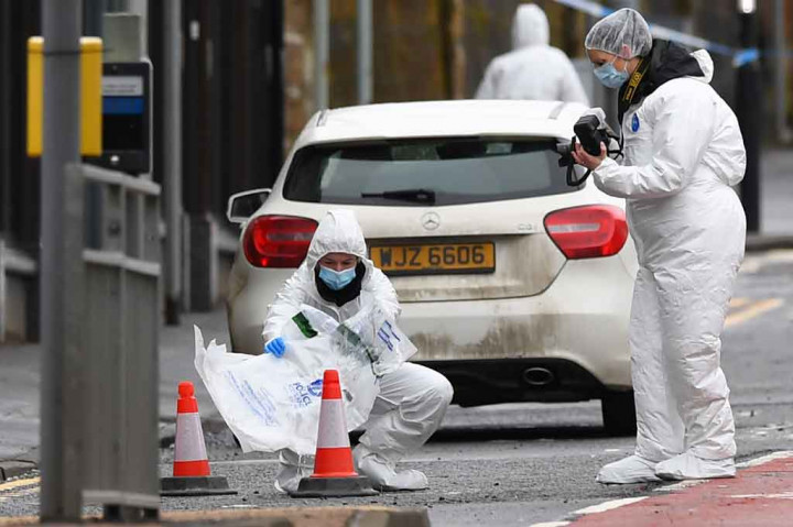 Seorang perempuan dan putrinya ditikam sampai meninggal dunia, sementara tersangka penyerang tewas dalam kecelakaan mobil di Kilmarnock, barat daya Glasgow, Skotlandia, Kamis, 4 Februari 2021 waktu setempat.