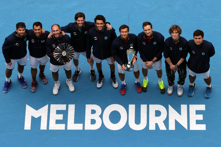 Tim Rusia berpose dengan trofi Piala ATP usai menjadi juara dengan mengalahkan Italia. AFP Photo/David Gray