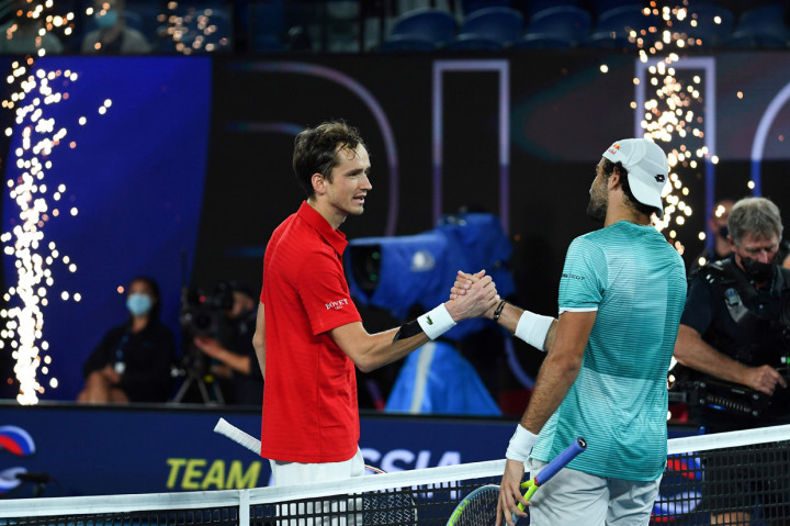 Lalu Medvedev menundukkan Matteo Berrettini 6-4 dan 6-2 dalam tempo 79 menit. AFP Photo/William West