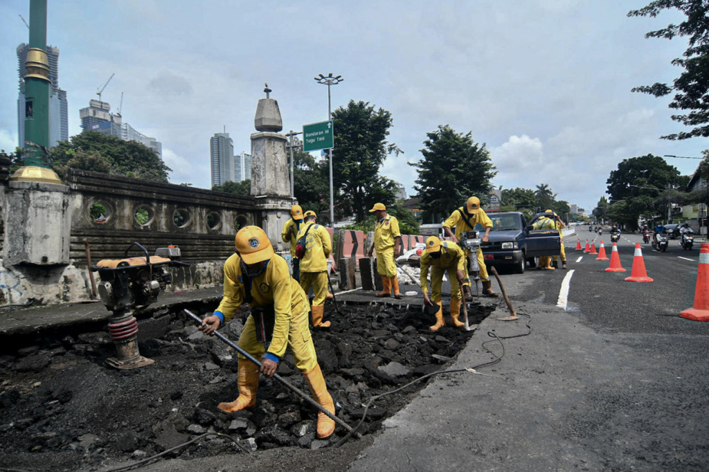 Aspal jembatan yang ambles tersebut dari Jalan HOS Cokroaminoto menuju Jalan Rasuna Said. Saat ini arus lalu lintas terlihat lancar.
