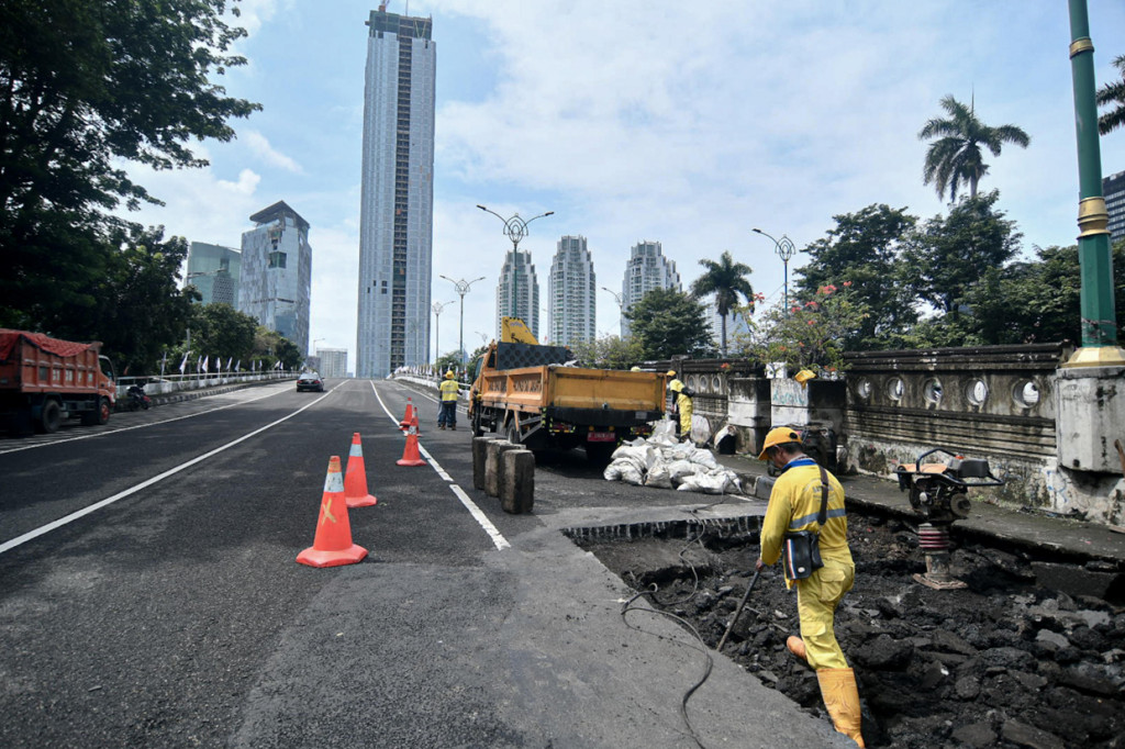 Selama proses perbaikan, setengah badan jalan terpaksa ditutup sementara. Para pengendara juga diimbau hati-hati dan mengurangi kecepatan.