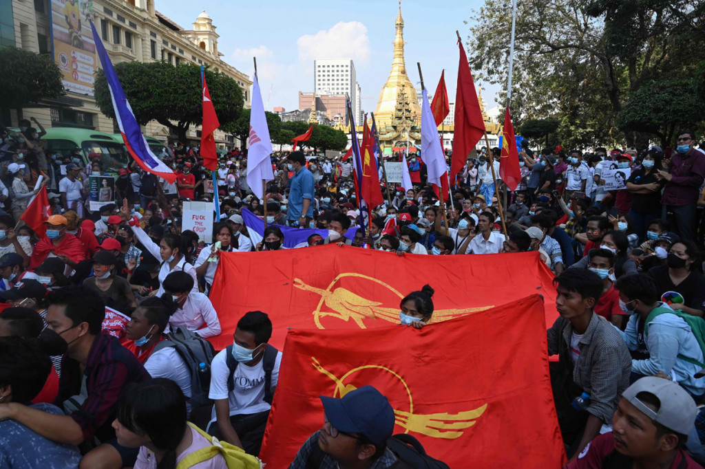 Mereka mengangkat spanduk - mengatakan 
