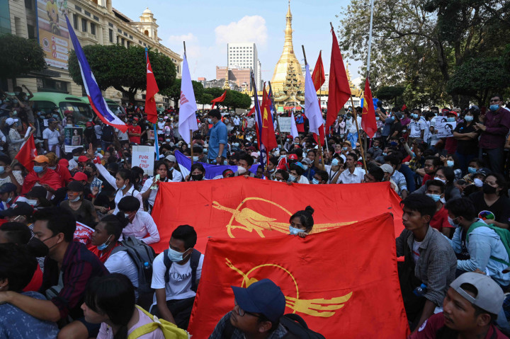 Mereka mengangkat spanduk - mengatakan 