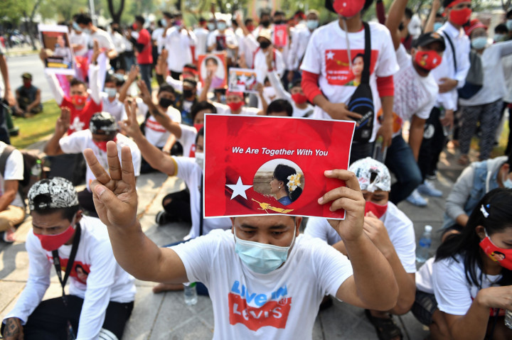 Beberapa memberikan hormat tiga jari yang diilhami oleh film 