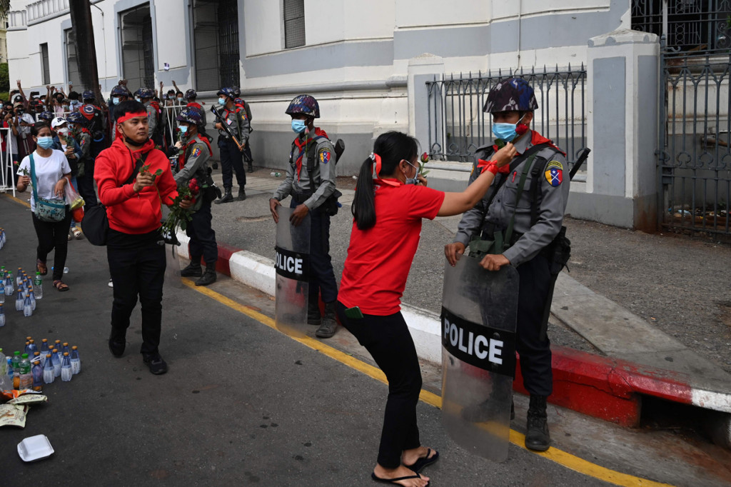 Polisi anti huru hara ditempatkan di sekitar lokasi unjuk rasa, termasuk meriam air. AFP Photo/STR