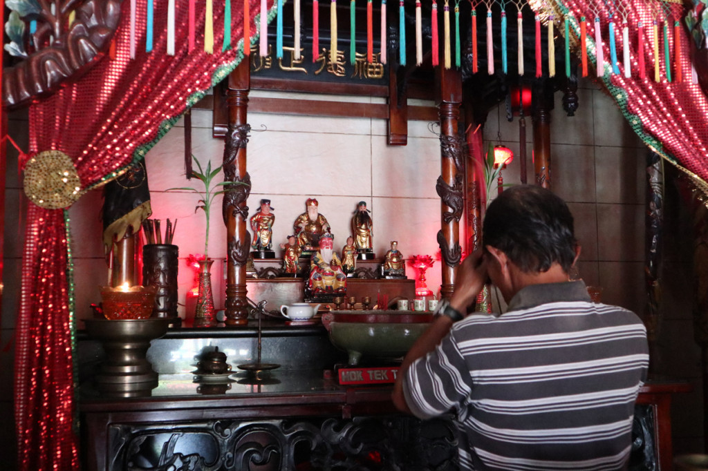 Seorang umat bersembahyang di Klenteng Kong Ling Bio Temanggung, Jawa Tengah, Minggu, 7 Februari 2021.
