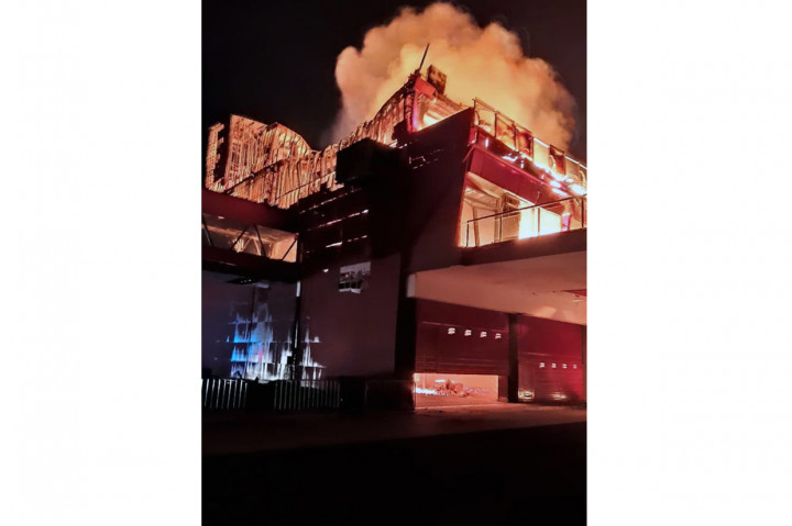 Menurut La Nacion, sumber kebakaran diduga berasal dari tribune penonton yang tengah menjalani perbaikan struktur dengan banyak pekerjaan las. Angin kencang yang meniup di area tersebut membuat situasi kebakaran dengan cepat menjadi tak terkendali. 