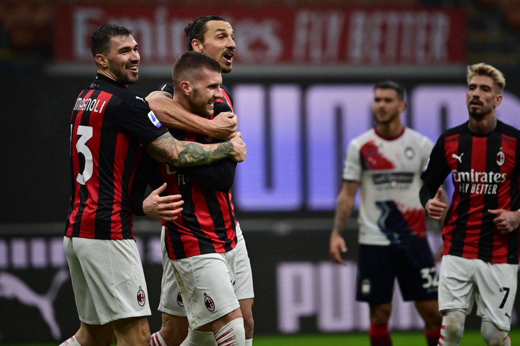 AC Milan kembali sebagai pemuncak klasemen Liga Italia Serie A, usai mengalahkan Crotone dengan skor 4-0.
